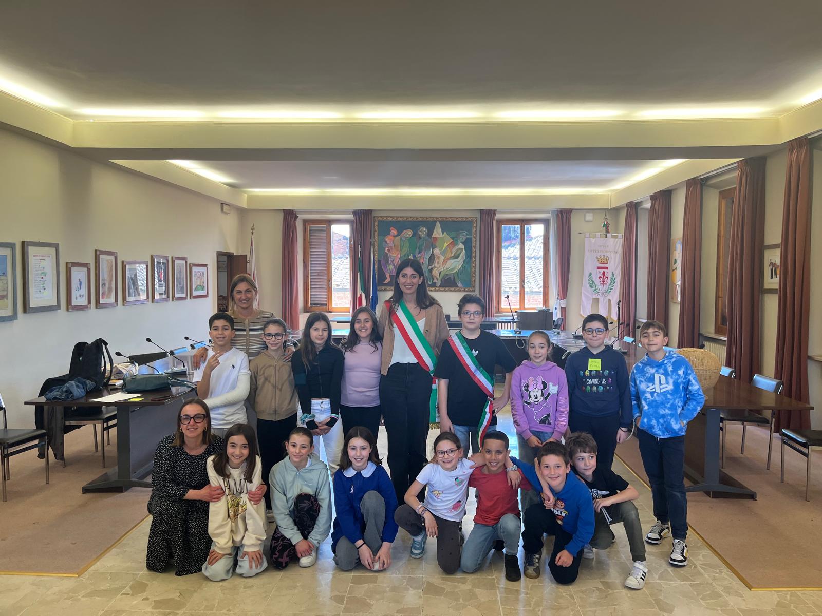 il nuovo Consiglio con al centro (con la fascia) Pietro Cantini, insieme all'Assessora Longaresi e alla consigliera Rimi