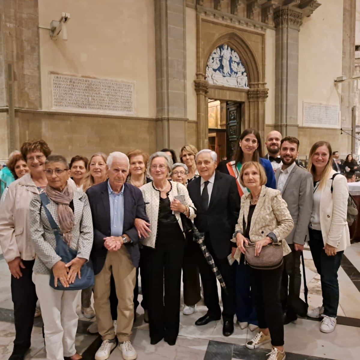 La delegazione di Castelfiorentino con i genitori di don Gherardo alla Cattedrale di Santa Maria del Fiore