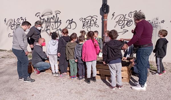 I bambini impegnati nelle attività dell'iniziativa Orto in cassetta