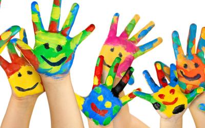 Mani di bambini pitturare con i colori