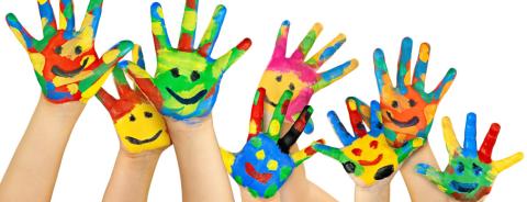 Mani di bambini pitturare con i colori