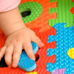Mani di bambino su tappeto gioco